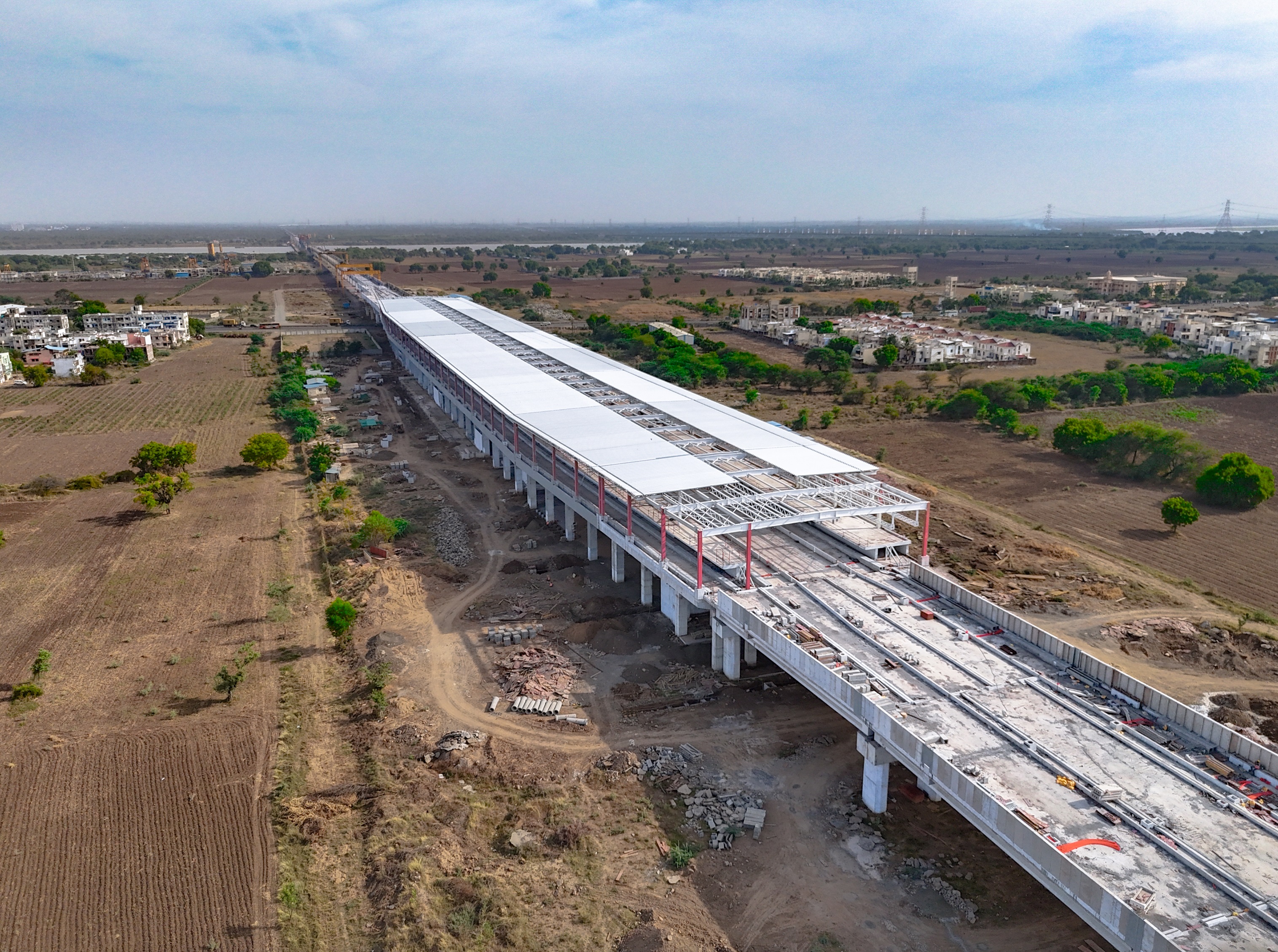 バルーチ・バレットトレイン駅は着実に形を整えつつあり、現在、建築仕上げ工事が進められています